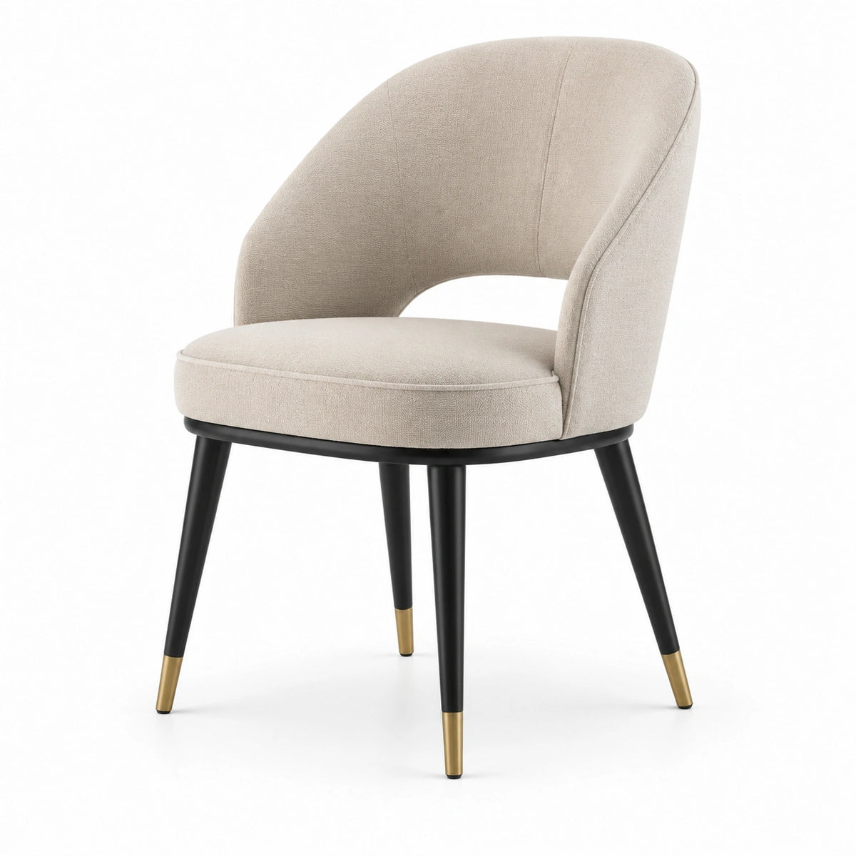 Chaise en tissu beige avec pieds en métal noir et embouts dorés